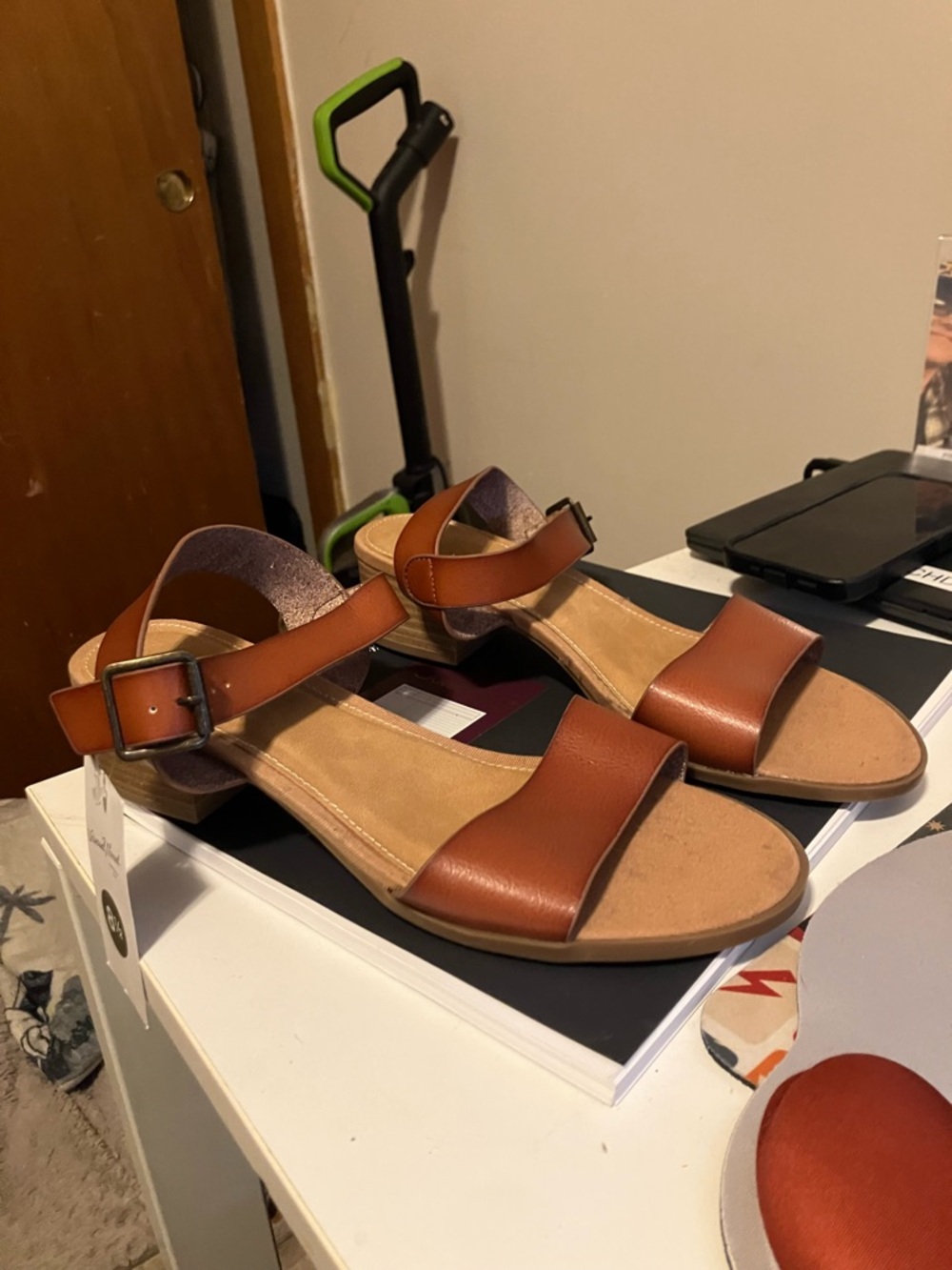 NWT universal thread block sandal